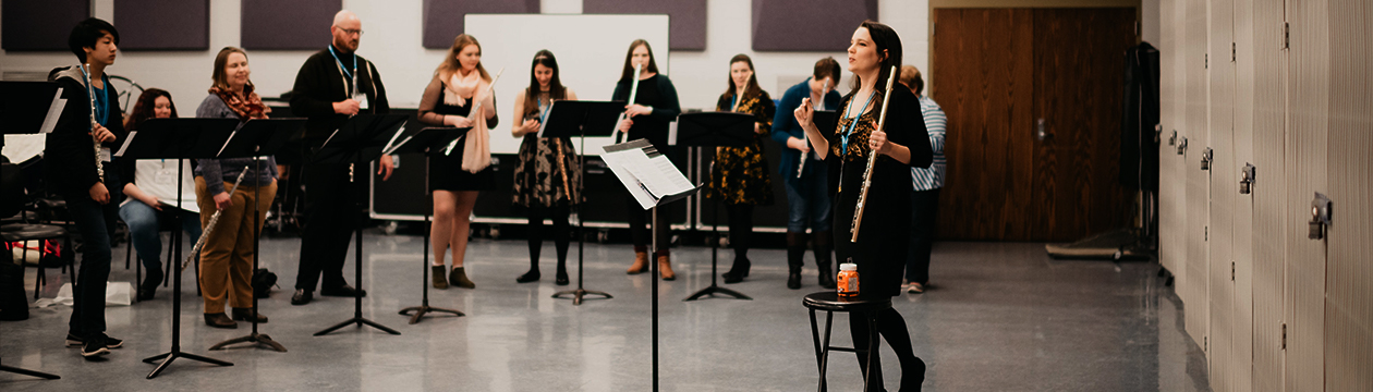 Abigail Walsh leading a collaborative group session for flutists.